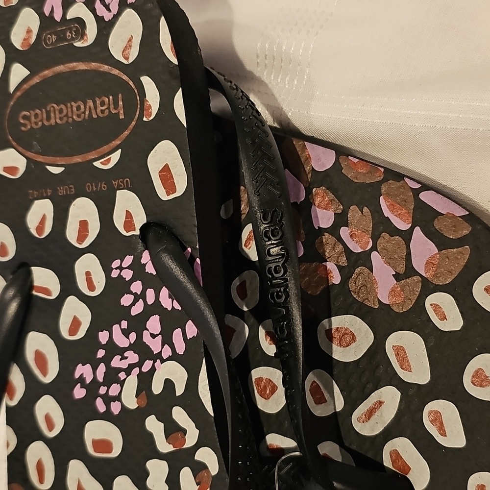 Havaianas Black and Pink Flip Flop with Floral Pattern - Picture 6 of 7